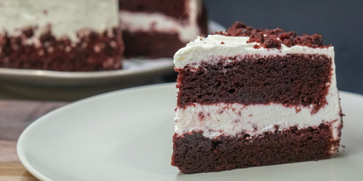 Bolo Red Velvet com Cobertura Cremosa de Cream Cheese