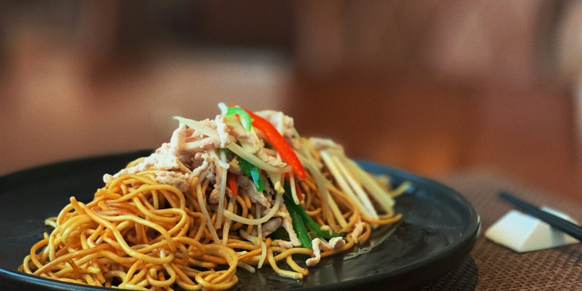 Yakisoba de Carne com Legumes Crocantes e Molho Caseiro