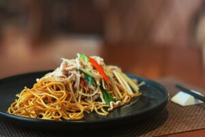 Yakisoba de Carne com Legumes Crocantes e Molho Caseiro