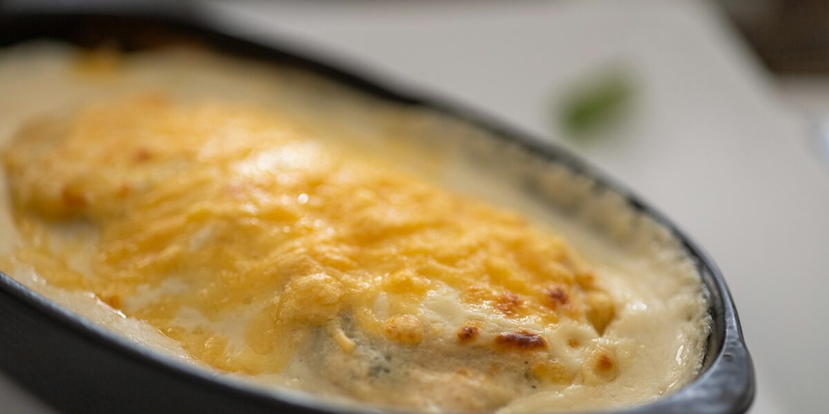Fricassê de Frango Cremoso com Cobertura de Batata Palha