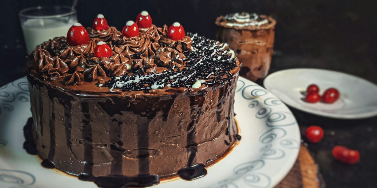 Bolo Floresta Negra Clássico com Cerejas e Chantilly