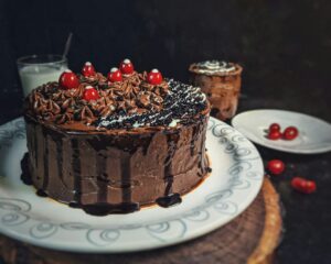 Bolo Floresta Negra Clássico com Cerejas e Chantilly