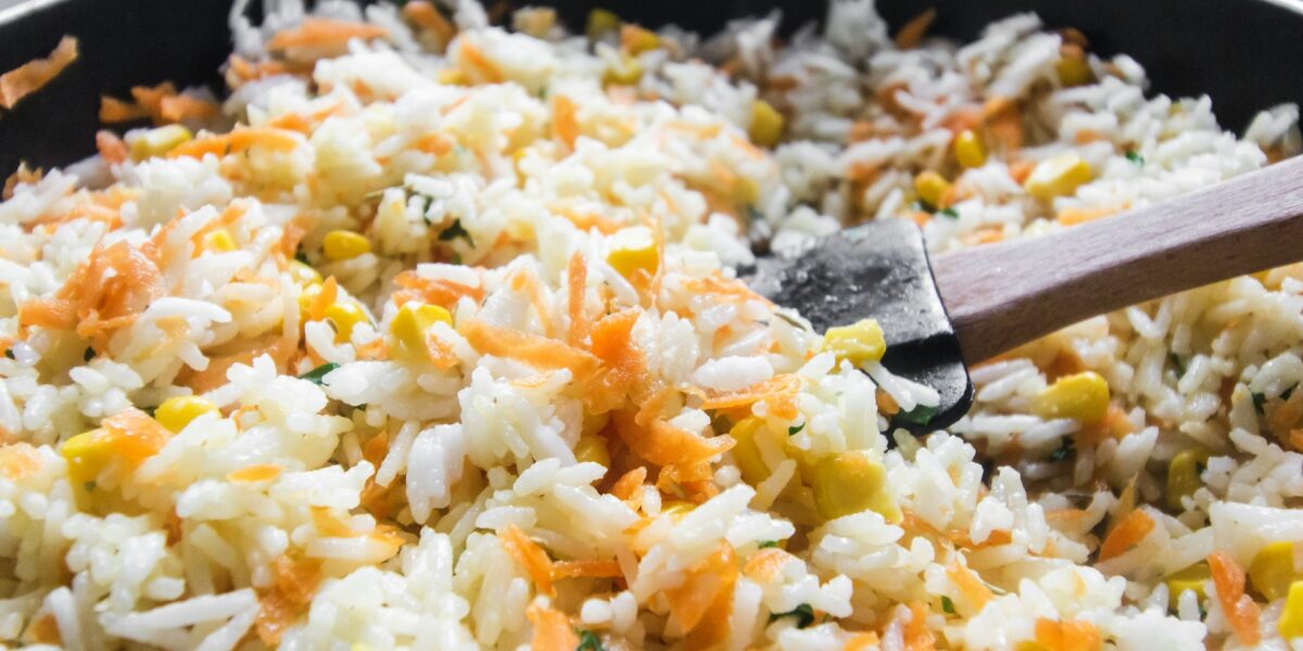 Arroz à Grega Colorido: Soltinho e Cheio de Sabor