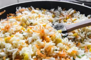 Arroz à Grega Colorido: Soltinho e Cheio de Sabor