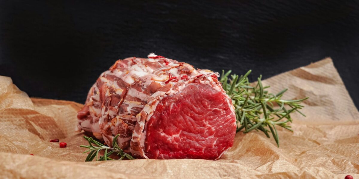 Bife à Rolê Recheado ao Molho Caseiro