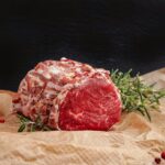 Bife à Rolê Recheado ao Molho Caseiro