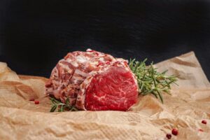 Bife à Rolê Recheado ao Molho Caseiro