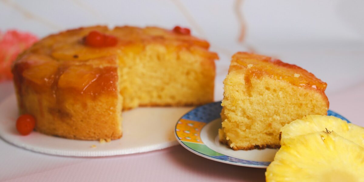 Bolo de Abacaxi Caramelizado e Molhadinho