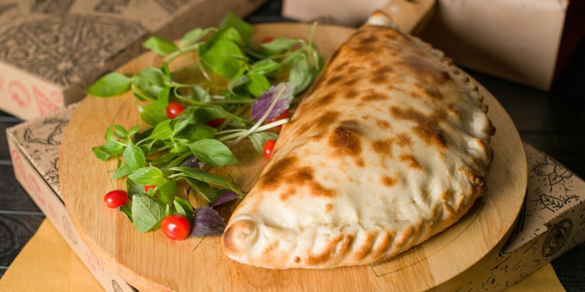 Calzone Recheado de Queijo e Presunto Caseiro