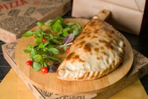 Calzone Recheado de Queijo e Presunto Caseiro