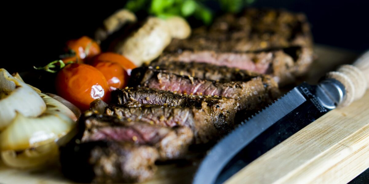 Bife Acebolado Suculento: O Clássico do Almoço Brasileiro