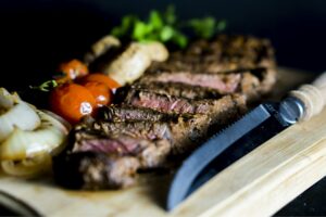 Bife Acebolado Suculento: O Clássico do Almoço Brasileiro