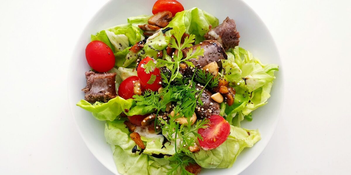 Salada Caesar Clássica: Crocante, Cremosa e Cheia de Sabor