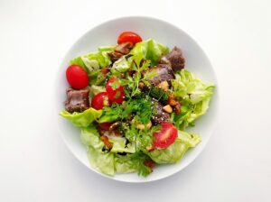Salada Caesar Clássica: Crocante, Cremosa e Cheia de Sabor